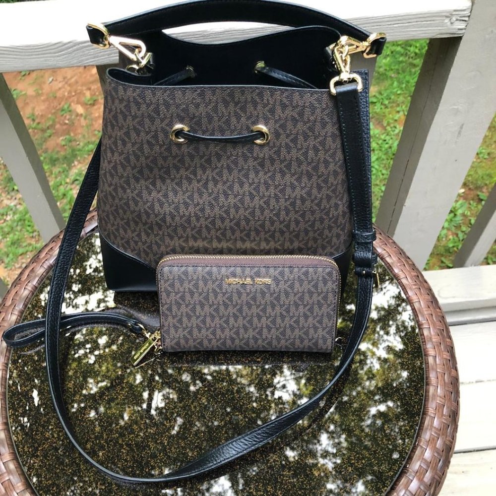 🔥SOLD🔥🔴FIRM…Michael Kors Mercer Gallery Medium Bucket Crossbody & Wallet Set